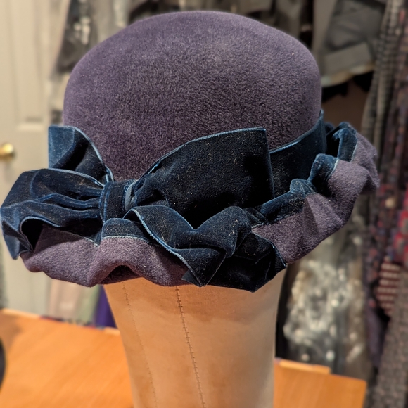 Louise Green Unique Navy Velvet Bow Cloche Hat. - Picture 2 of 6